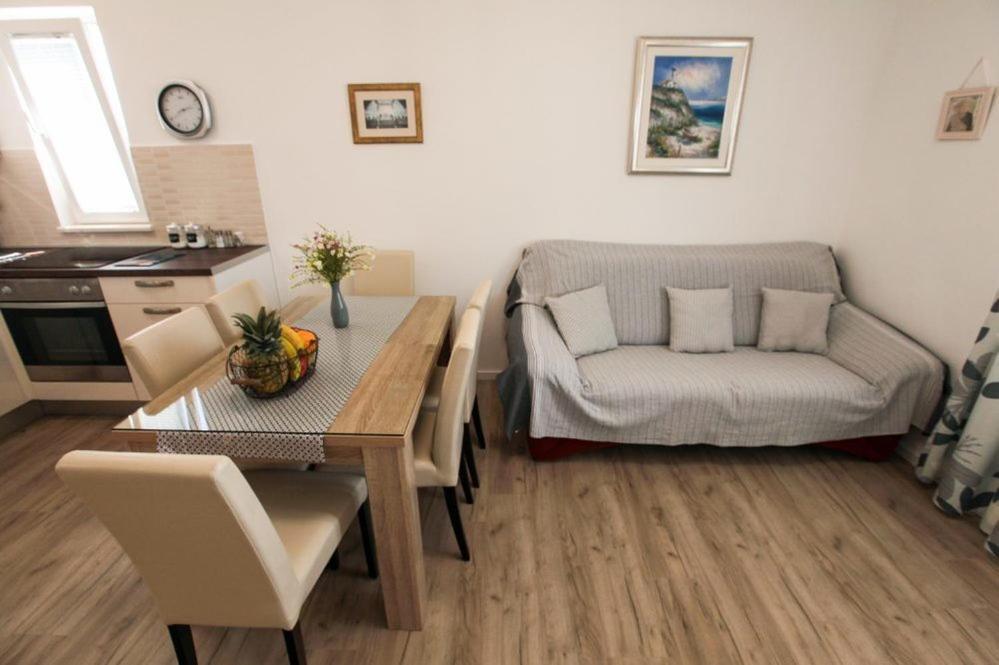 Apartments Luka 罗戈兹尼察 外观 照片