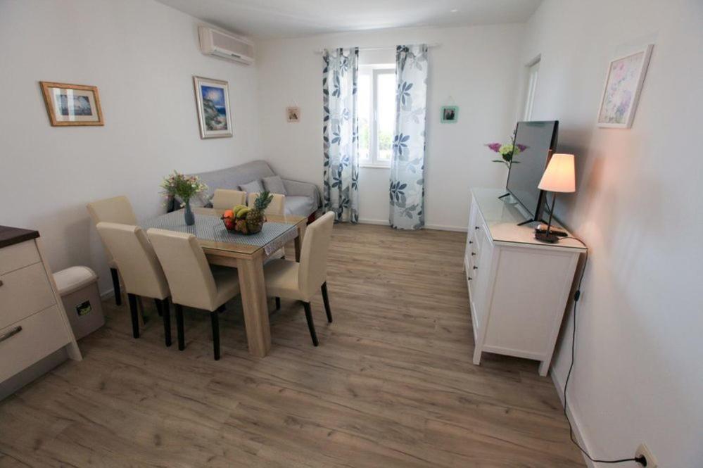 Apartments Luka 罗戈兹尼察 外观 照片